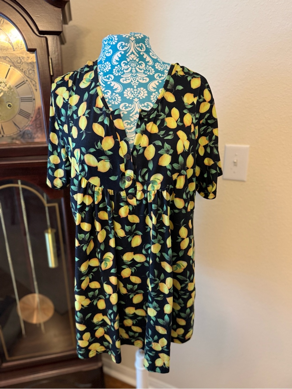Women’s Black Lemon Print V-Neck Short Sleeve Top